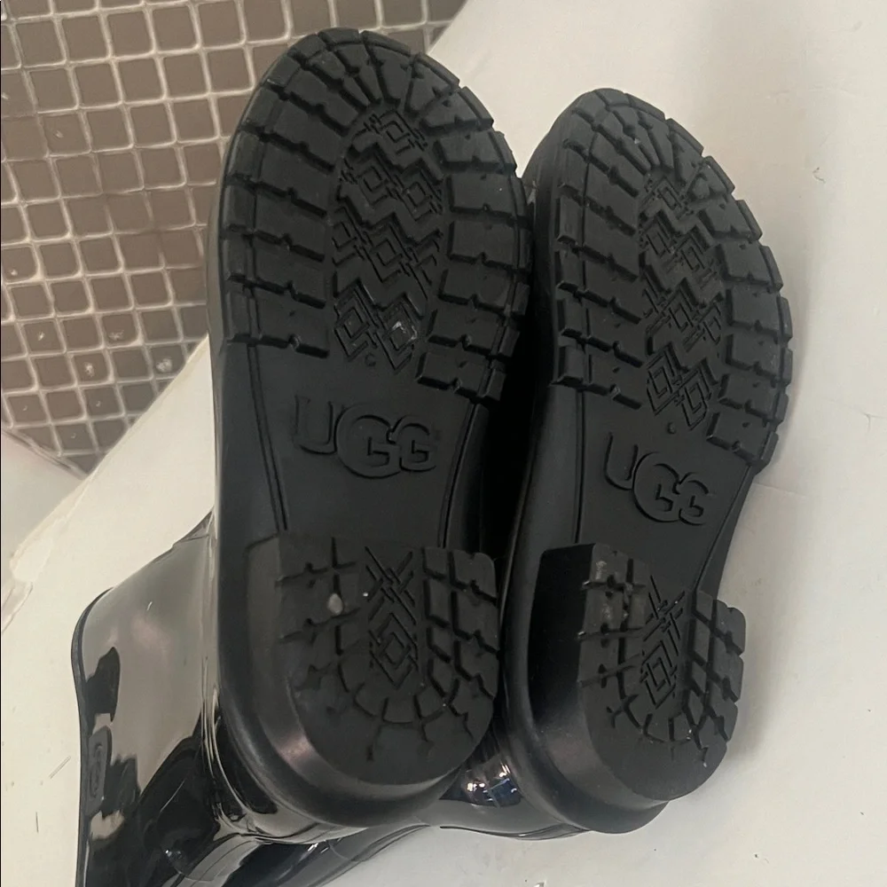 UGG AUSTRALIA SIENNA BLACK GLOSSY RAIN BOOTS‎ SIZE 2